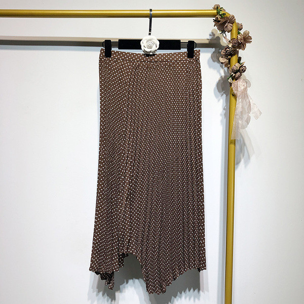 Fusta lunga plisata de culoare maro cu puncte