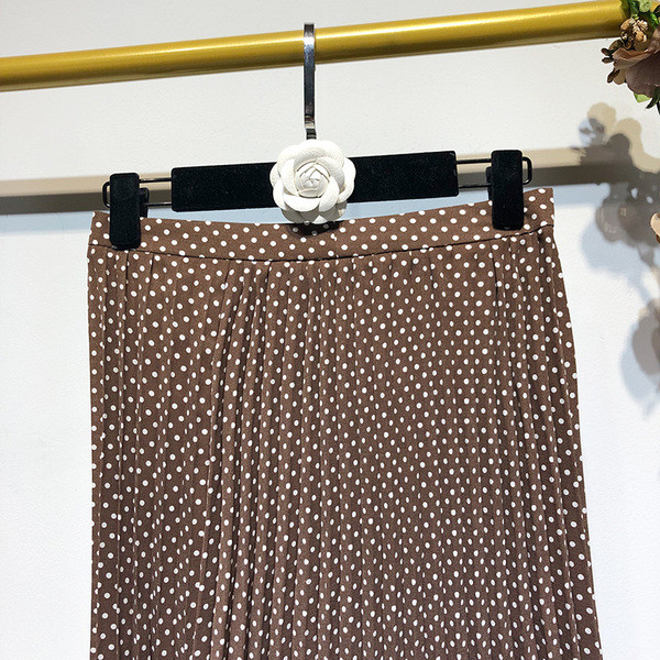 Fusta lunga plisata de culoare maro cu puncte