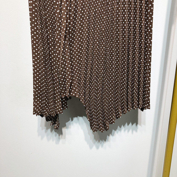 Fusta lunga plisata de culoare maro cu puncte