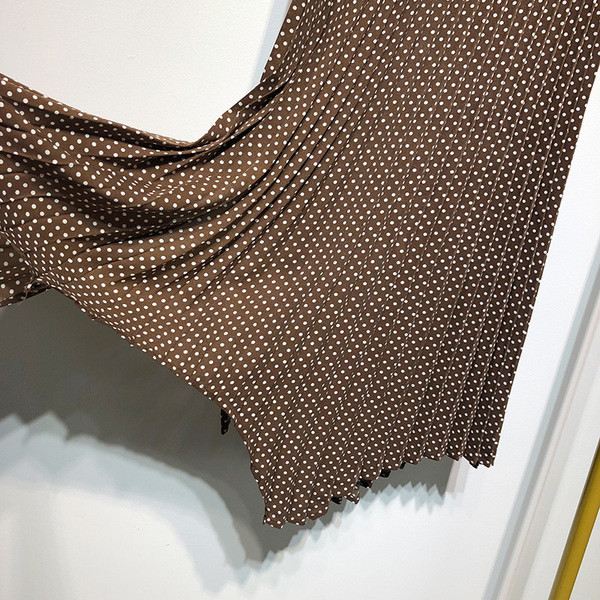 Fusta lunga plisata de culoare maro cu puncte