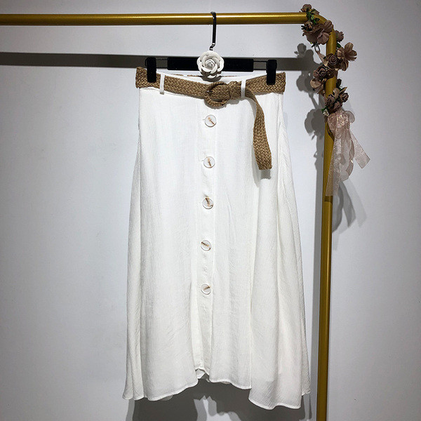 Дамска дълга пола в бял цвят с копчета и колан