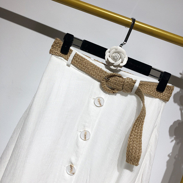 Дамска дълга пола в бял цвят с копчета и колан