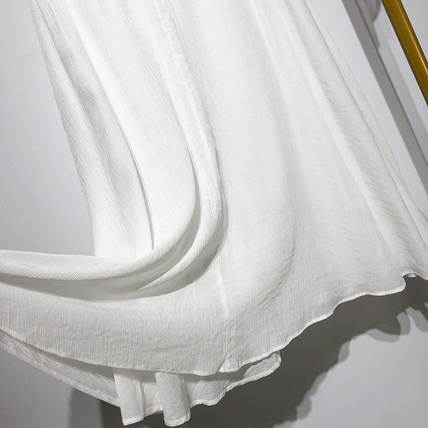 Дамска дълга пола в бял цвят с копчета и колан