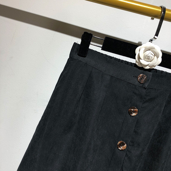 Hosszú alkalmi szoknya fekete gombokkal