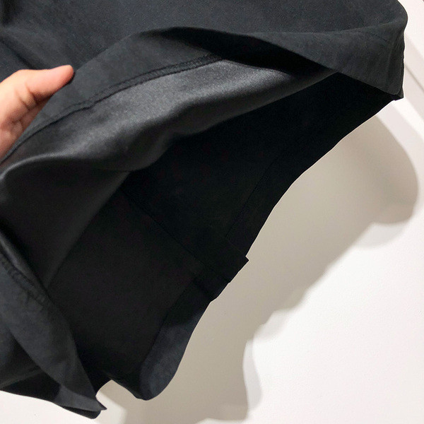 Hosszú alkalmi szoknya fekete gombokkal