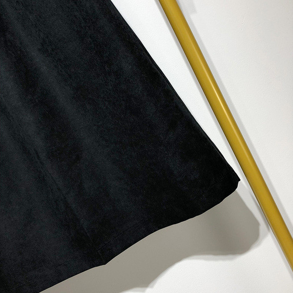 Hosszú alkalmi szoknya fekete gombokkal