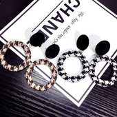 Cercei de dama actuali in doua culori cu forma rotunda