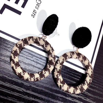 Cercei de dama actuali in doua culori cu forma rotunda