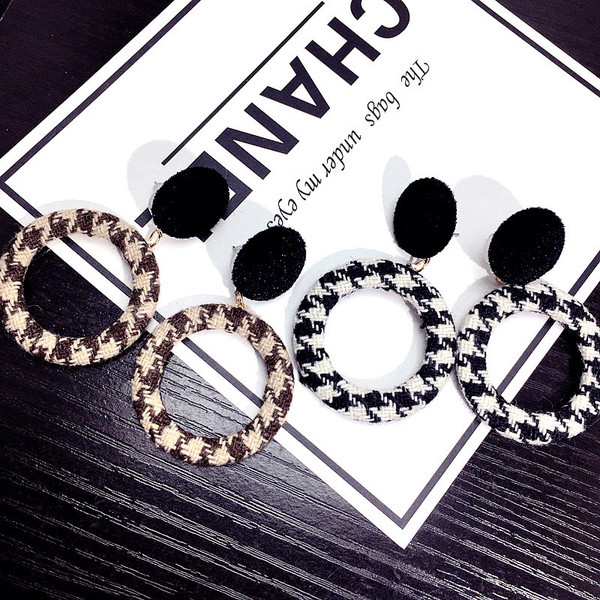 Cercei de dama actuali in doua culori cu forma rotunda