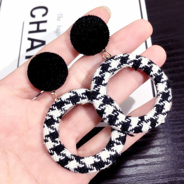 Cercei de dama actuali in doua culori cu forma rotunda