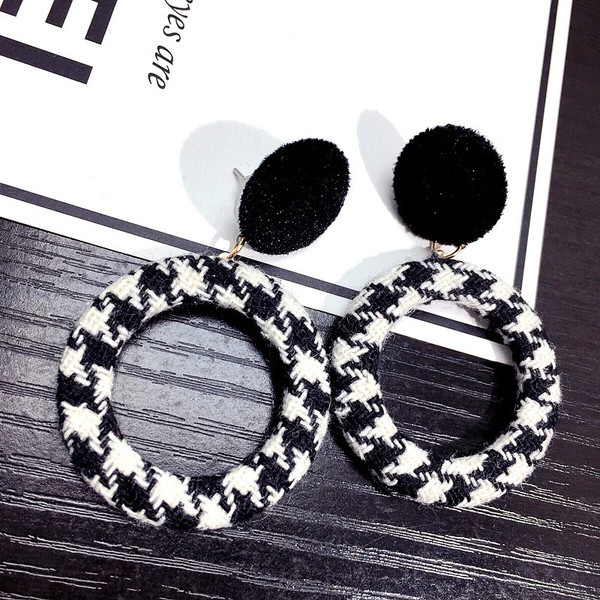 Cercei de dama actuali in doua culori cu forma rotunda