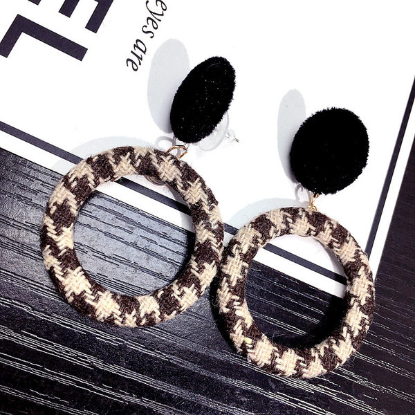 Cercei de dama actuali in doua culori cu forma rotunda