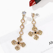 Cercei moderni de dama - in culoare aurie cu perle