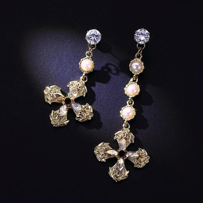 Cercei moderni de dama - in culoare aurie cu perle