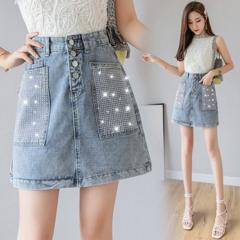 Fusta de dama moderna cu talie inalta de culoare deschisa si pietre decorative