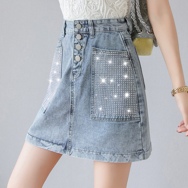 Fusta de dama moderna cu talie inalta de culoare deschisa si pietre decorative