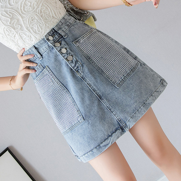 Fusta de dama moderna cu talie inalta de culoare deschisa si pietre decorative