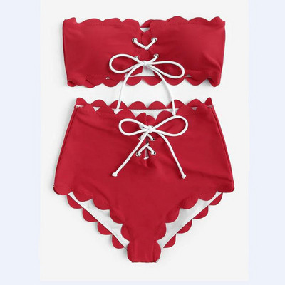 Ένα μοντέρνο μαγιό μπικίνι  με  κορδόνια  σε κόκκινο, μαύρο και κίτρινο χρώμα