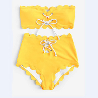 Ένα μοντέρνο μαγιό μπικίνι  με  κορδόνια  σε κόκκινο, μαύρο και κίτρινο χρώμα