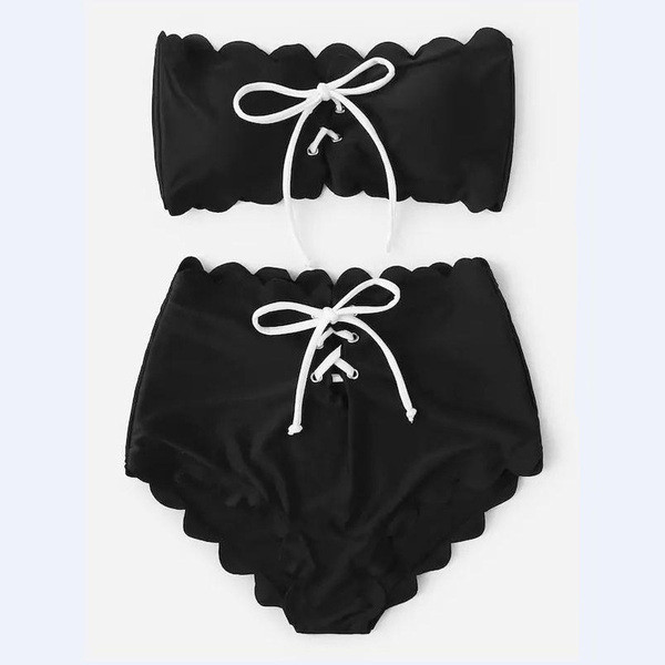 Ένα μοντέρνο μαγιό μπικίνι  με  κορδόνια  σε κόκκινο, μαύρο και κίτρινο χρώμα