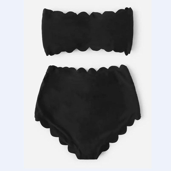 Ένα μοντέρνο μαγιό μπικίνι  με  κορδόνια  σε κόκκινο, μαύρο και κίτρινο χρώμα