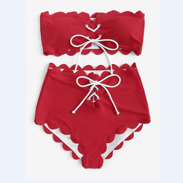 Ένα μοντέρνο μαγιό μπικίνι  με  κορδόνια  σε κόκκινο, μαύρο και κίτρινο χρώμα