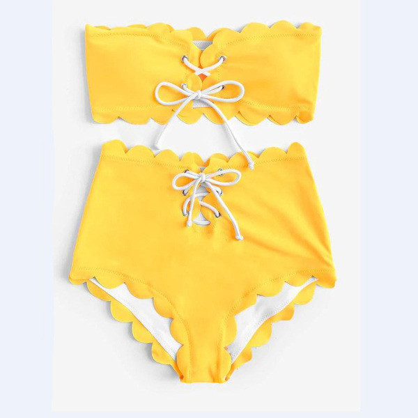 Ένα μοντέρνο μαγιό μπικίνι  με  κορδόνια  σε κόκκινο, μαύρο και κίτρινο χρώμα