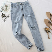 Blugi de dama moderni cu motive rupte in culoare deschisa