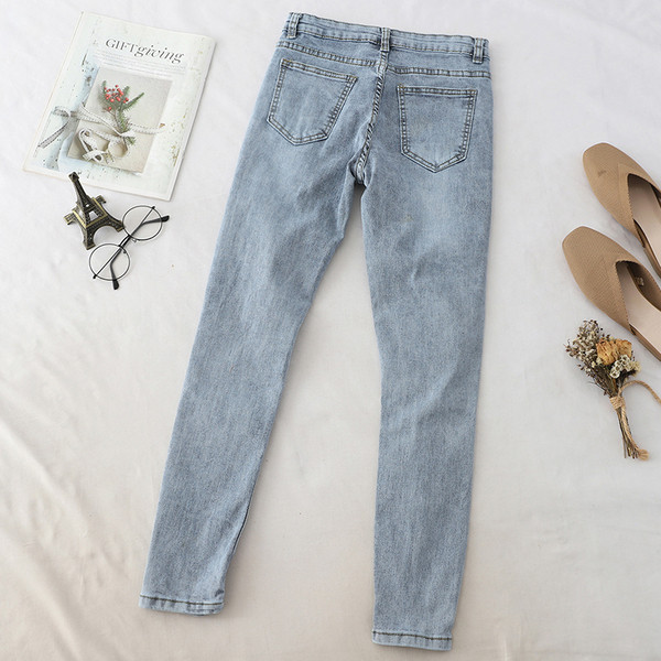 Blugi de dama moderni cu motive rupte in culoare deschisa