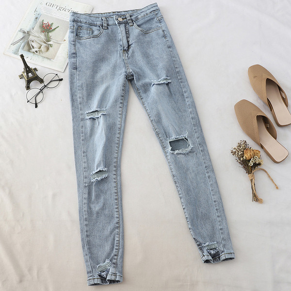 Blugi de dama moderni cu motive rupte in culoare deschisa