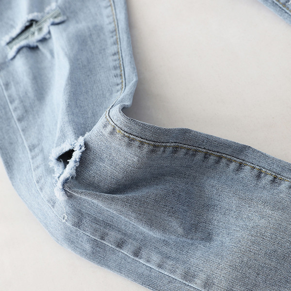 Blugi de dama moderni cu motive rupte in culoare deschisa