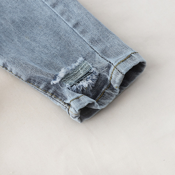 Blugi de dama moderni cu motive rupte in culoare deschisa