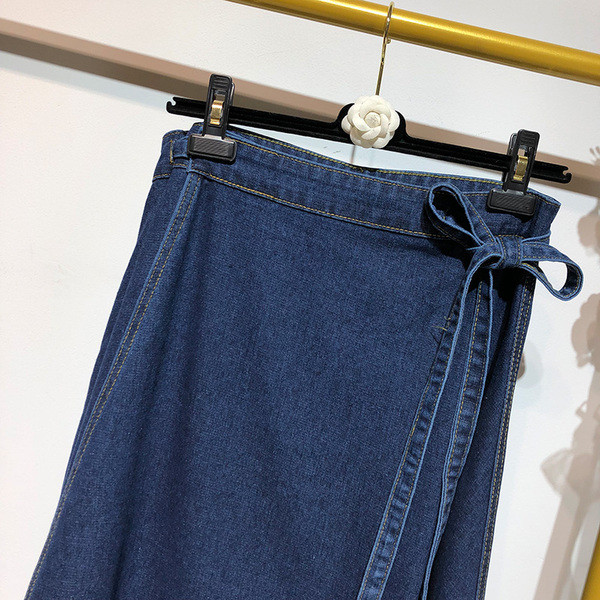 Fusta de denim lată cu legături în albastru