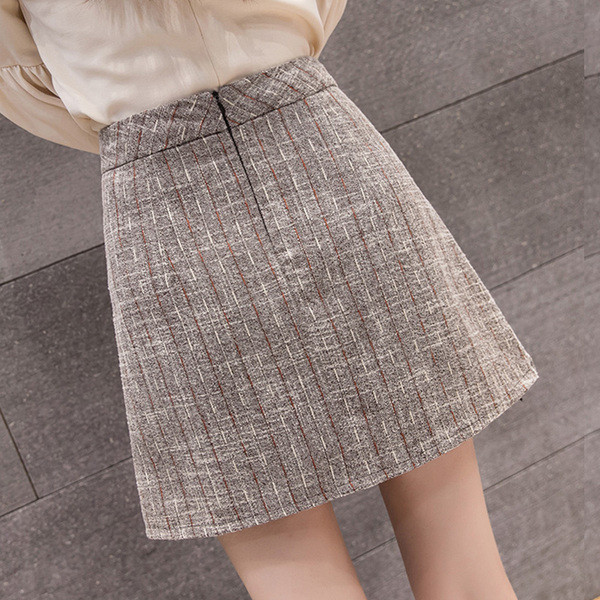 Fusta de dama actuala in doua culori - cu nasturi