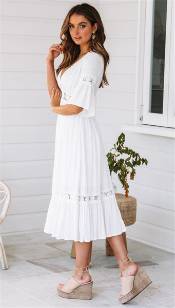 Rochie actuală de damă în alb cu decolteu în V