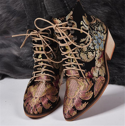 Ежедневни дамски обувки с връзки и цветен десен 