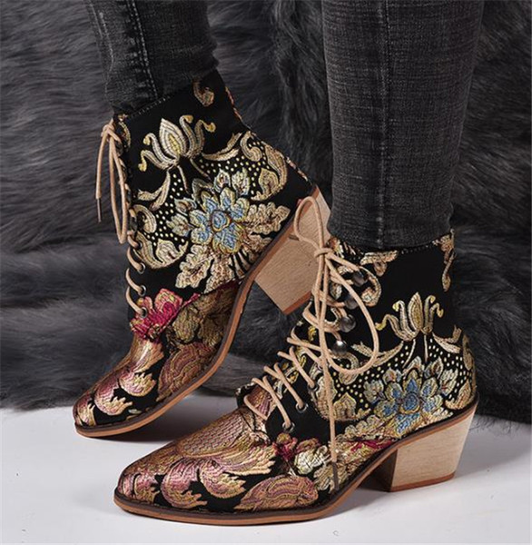 Ежедневни дамски обувки с връзки и цветен десен 