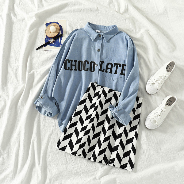 Cămașă de damă de ultimă generație cu mâneci lungi și inscripție în culoarea albastră