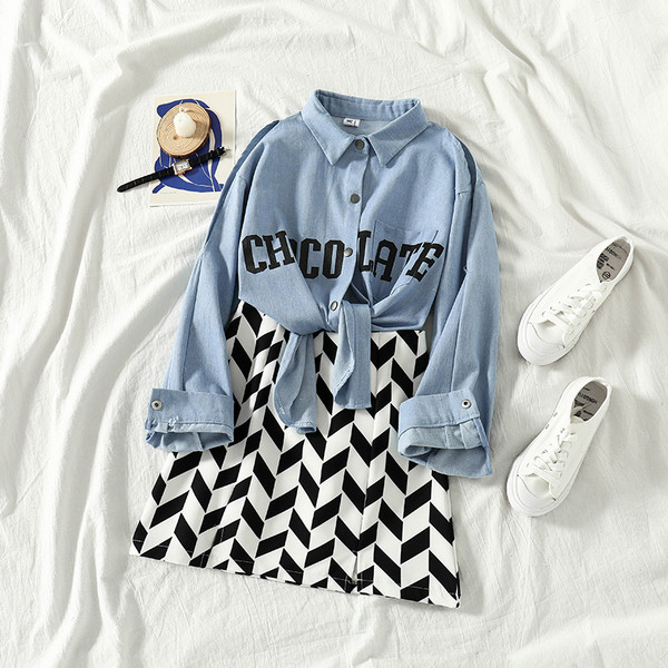 Cămașă de damă de ultimă generație cu mâneci lungi și inscripție în culoarea albastră