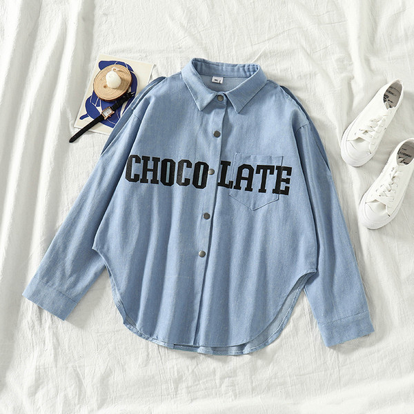 Cămașă de damă de ultimă generație cu mâneci lungi și inscripție în culoarea albastră