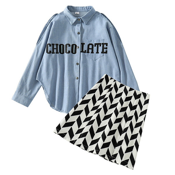 Cămașă de damă de ultimă generație cu mâneci lungi și inscripție în culoarea albastră