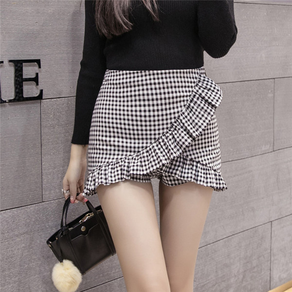 Fusta scurtă în carouri de damă modernă