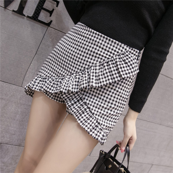 Fusta scurtă în carouri de damă modernă