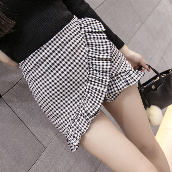 Fusta scurtă în carouri de damă modernă