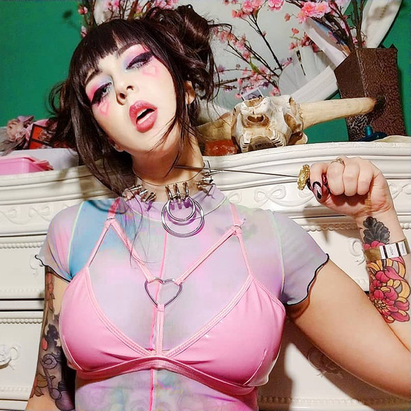 Bluză scurtă de damă modernă în culori irizate