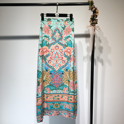 Fusta lunga de dama cu model cu model