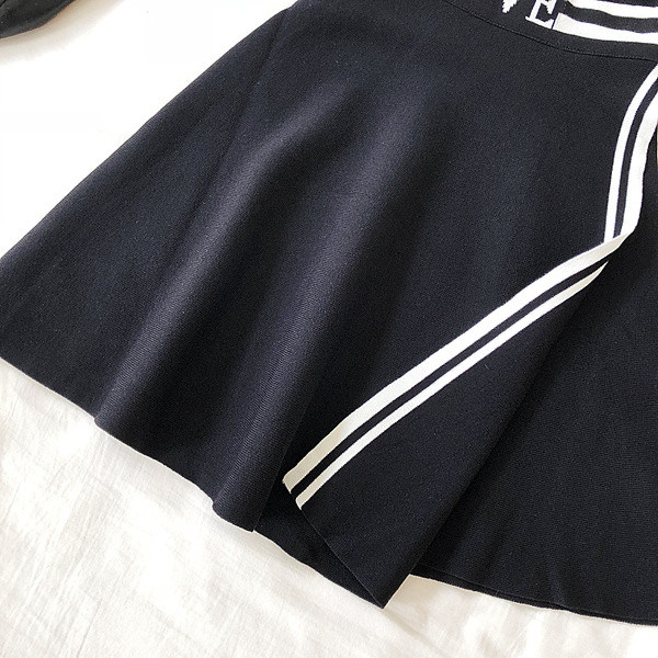 Set modern pentru femei din două părți cu o inscripție alb-negru