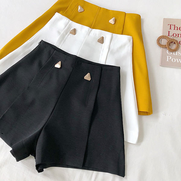 Pantaloni scurti moderni de dama cu elemente metalice in mai multe culori