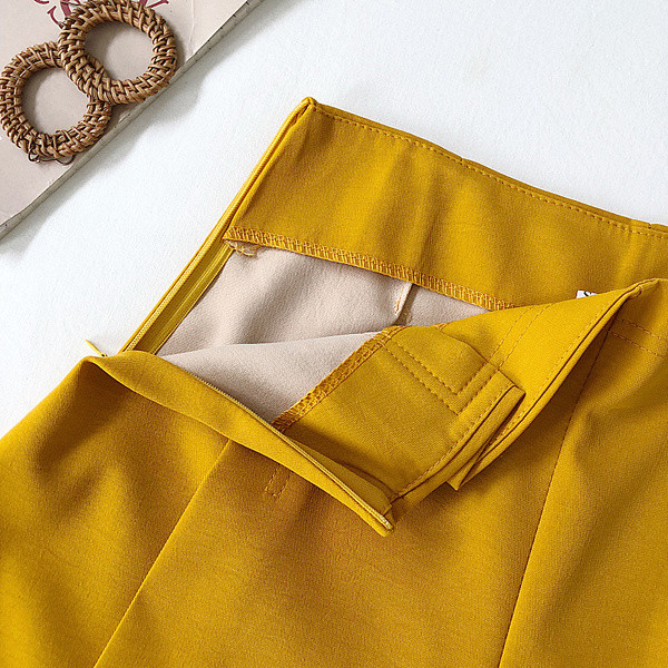 Pantaloni scurti moderni de dama cu elemente metalice in mai multe culori