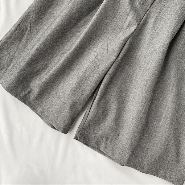 Pantaloni scurți de damă cu talie înaltă în două culori